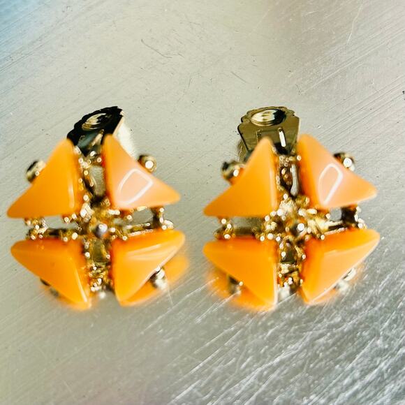 Vintage Gold Tone Light Orange Lucite Clip On Earrings - Picture 4 of 5